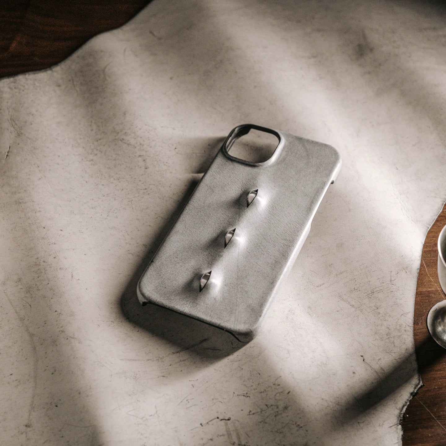 (Half-covered)Distressed genuine leather eyes